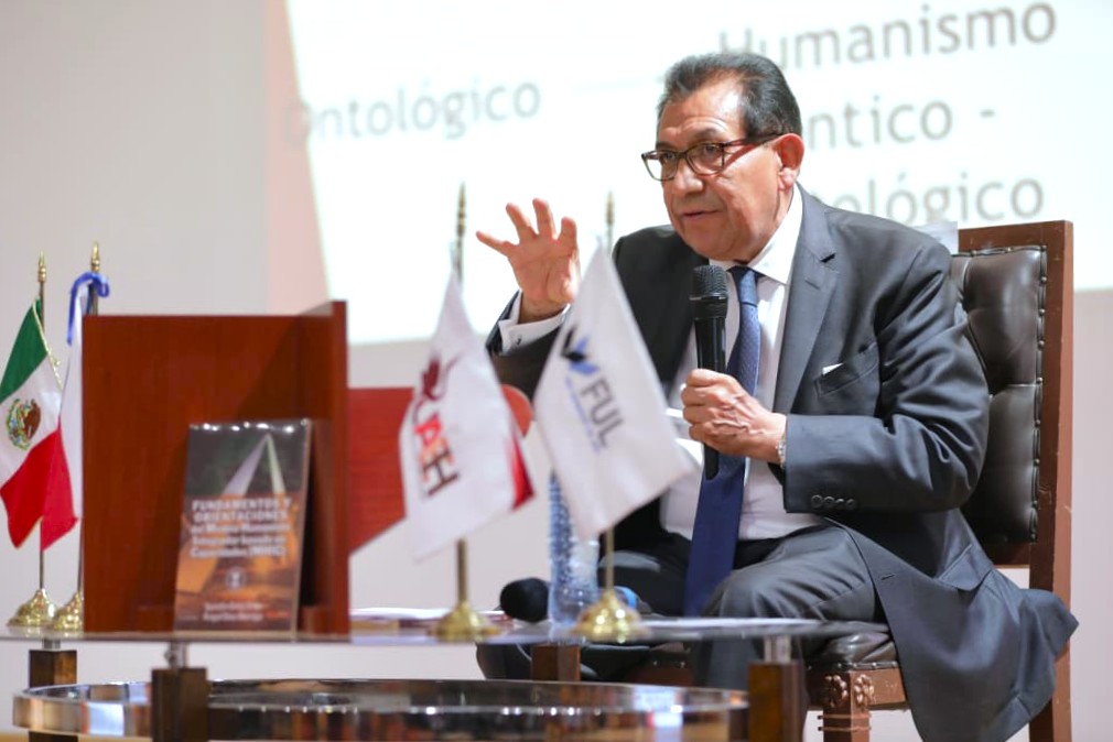 Rector de la UATx participó en Feria Universitaria del Libro en la UAEH